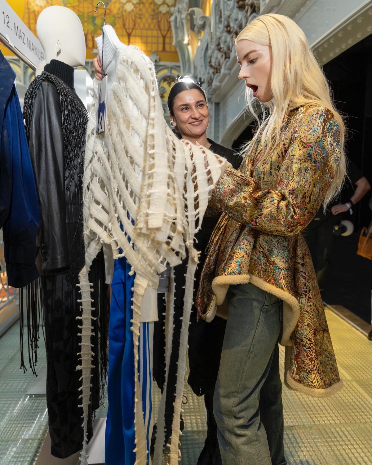 Anya Taylor-Joy descubre las creaciones de los diseñadores finalistas del LVMH Prize durante la presentación en París. Imagen: @atelierlum