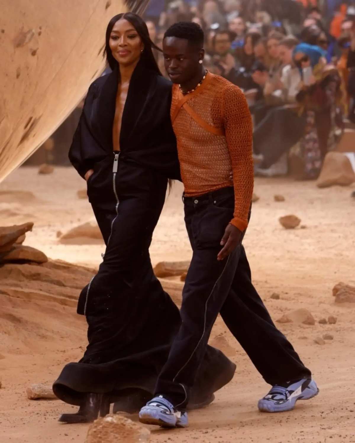 Naomi Campbell junto a Ib Kamara durante su etapa al frente de Off-White, marcada por una nueva visión de la firma fundada por Virgil Abloh. Imagen: @clubmeraki292