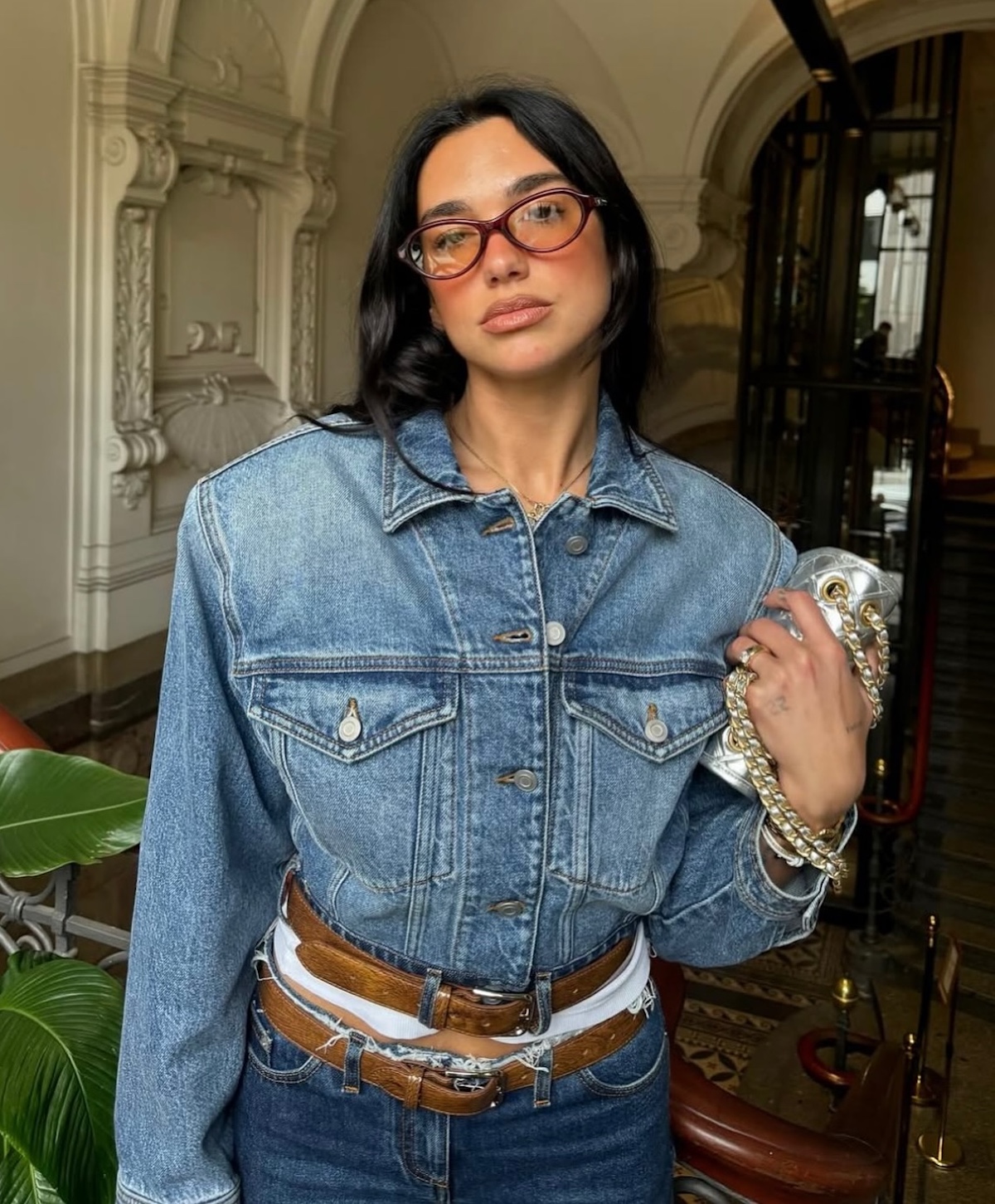Dua Lipa con un total look denim de Julie Kegels, una de las firmas emergentes que ha incorporado a su armario. Imagen: @juliekegels