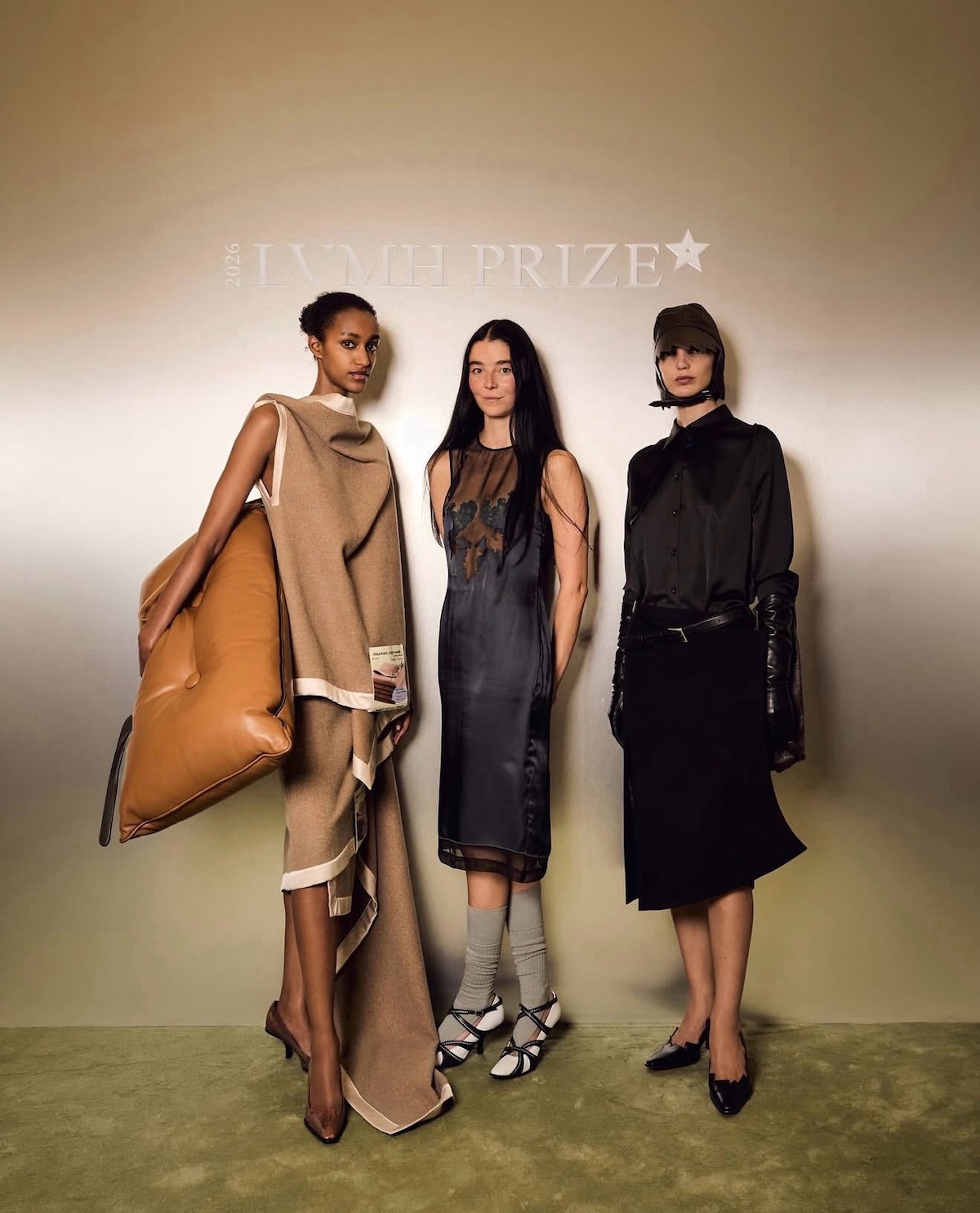 Julie Kegels junto a dos modelos vestidas con diseños de su firma durante el LVMH Prize 2026. Imagen: @lamatteolarosa