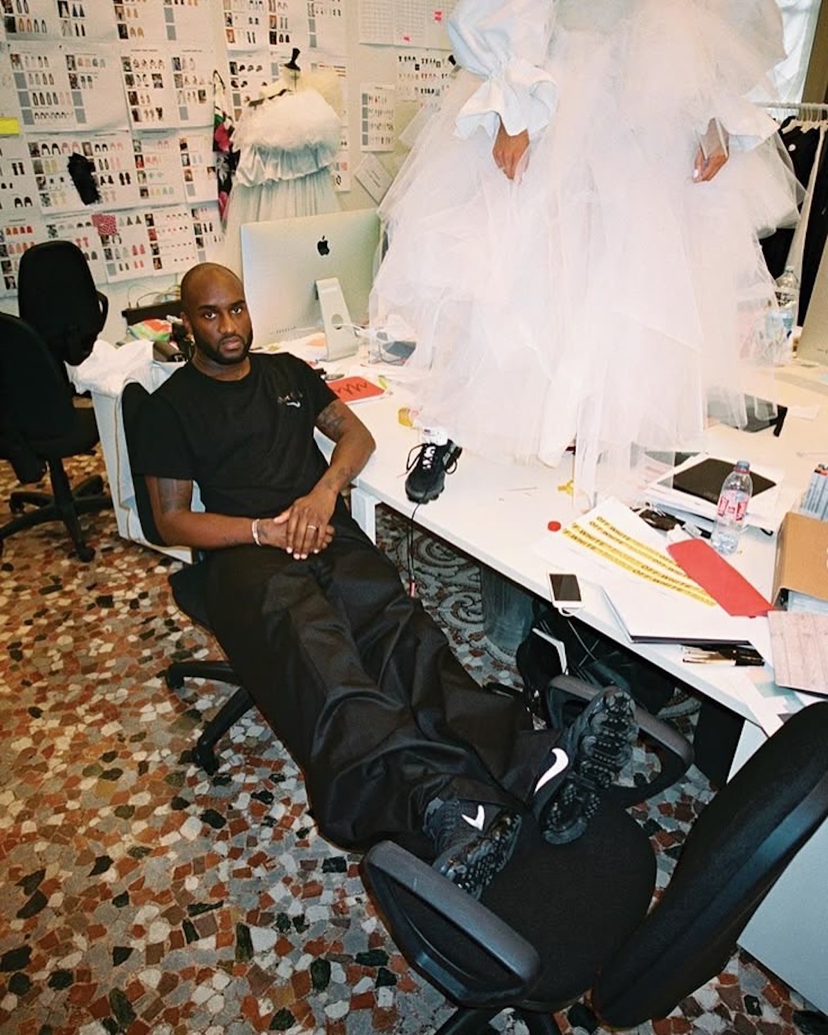 Virgil Abloh en su estudio durante su trayectoria como diseñador, fundador de Off-White y una de las figuras más influyentes de la moda contemporánea. Imagen: @lvf___________1