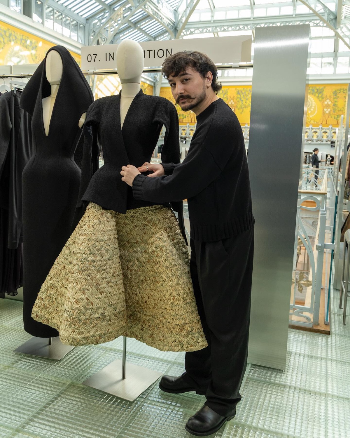 Galib Gassanoff, fundador de Institution y finalista del LVMH Prize 2026, presenta una de sus propuestas. Imagen: @lvmhprize