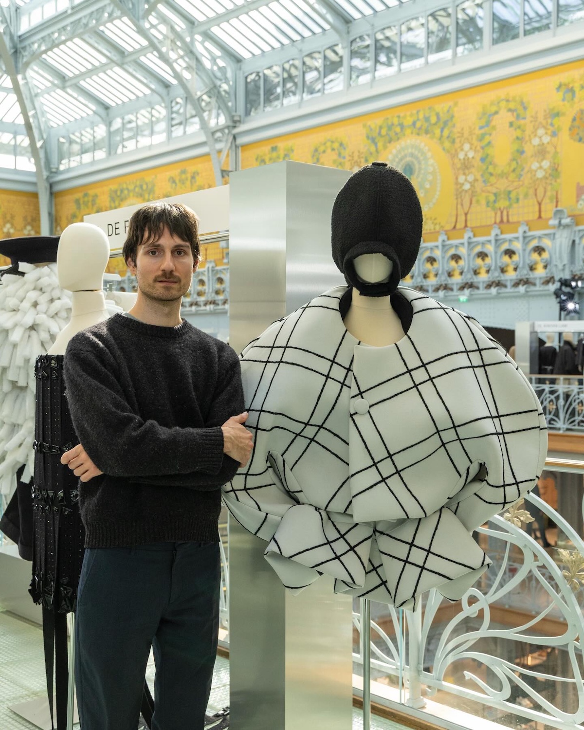 Gabriel Figueiredo, fundador de De Pino y finalista del LVMH Prize 2026, junto a una de sus creaciones. Imagen: @lvmhprize