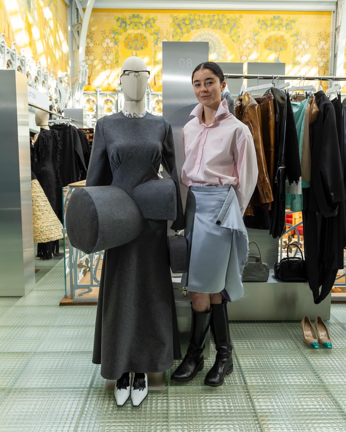 Julie Kegels, finalista del LVMH Prize 2026, junto a una de las siluetas escultóricas de su firma. Imagen: @lvmhprize