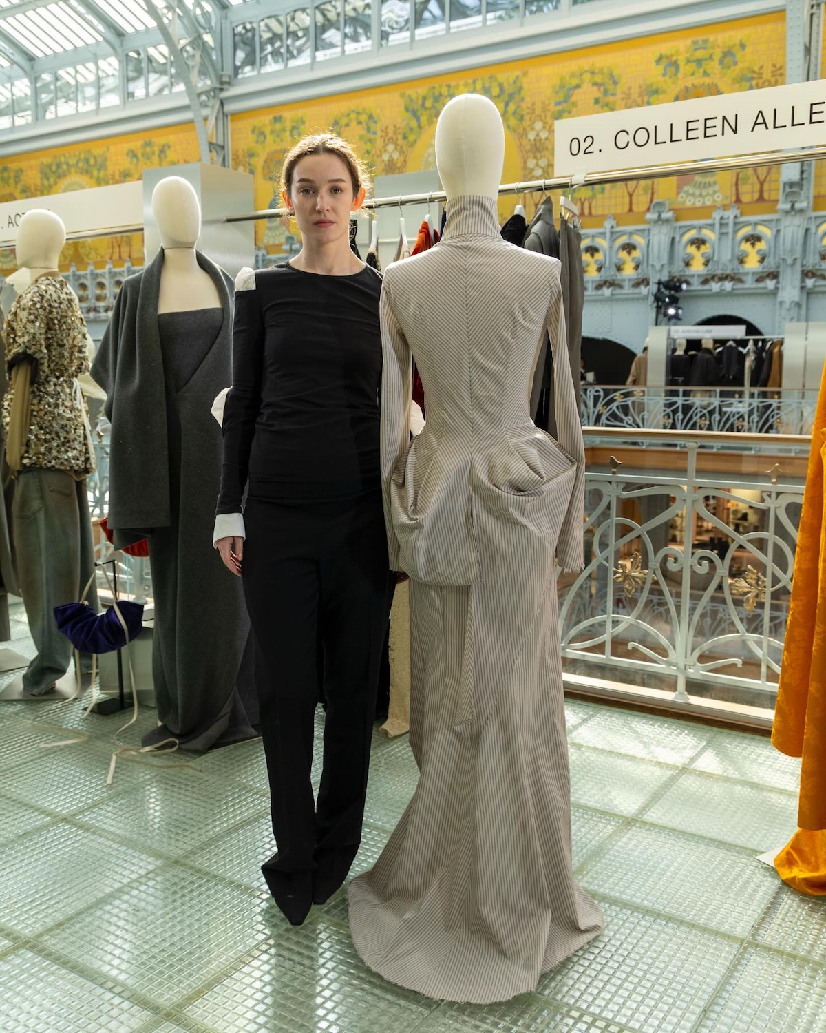 Colleen Allen, finalista del LVMH Prize 2026, junto a una de las creaciones de su firma homónima. Imagen: @lvmhprize