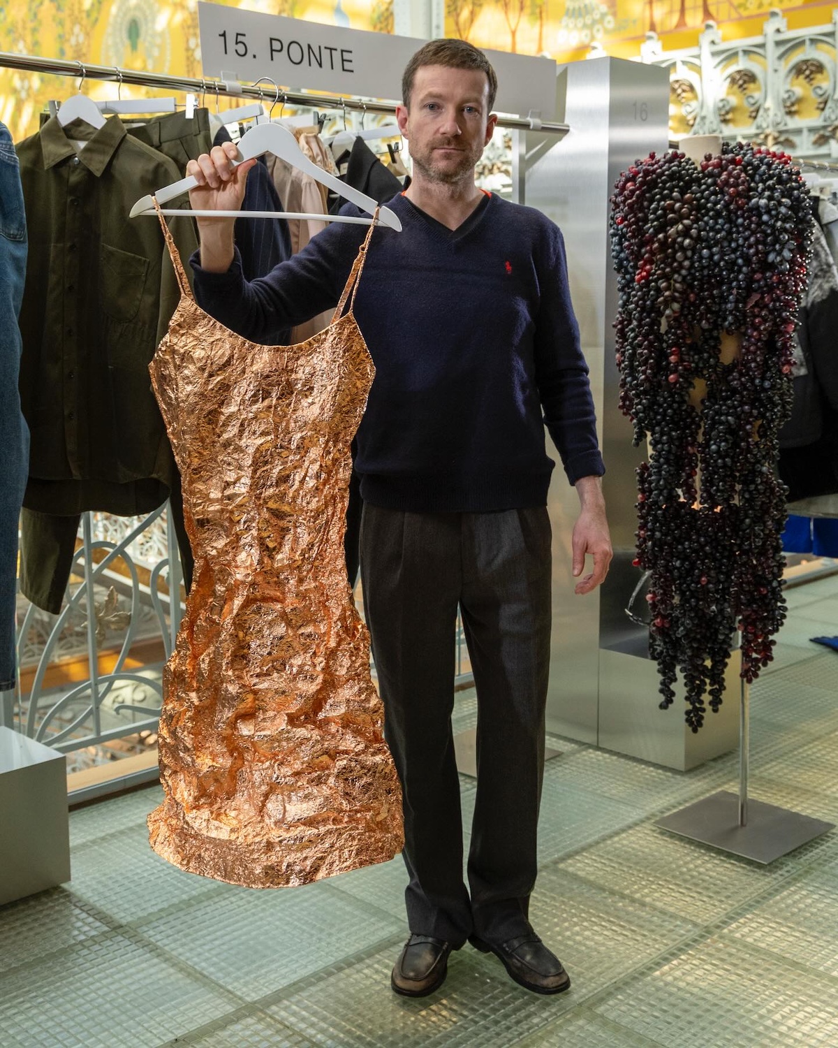 Harry Pontefract, fundador de Ponte y finalista del LVMH Prize 2026, presenta una de sus piezas artesanales. Imagen: @lvmhprize