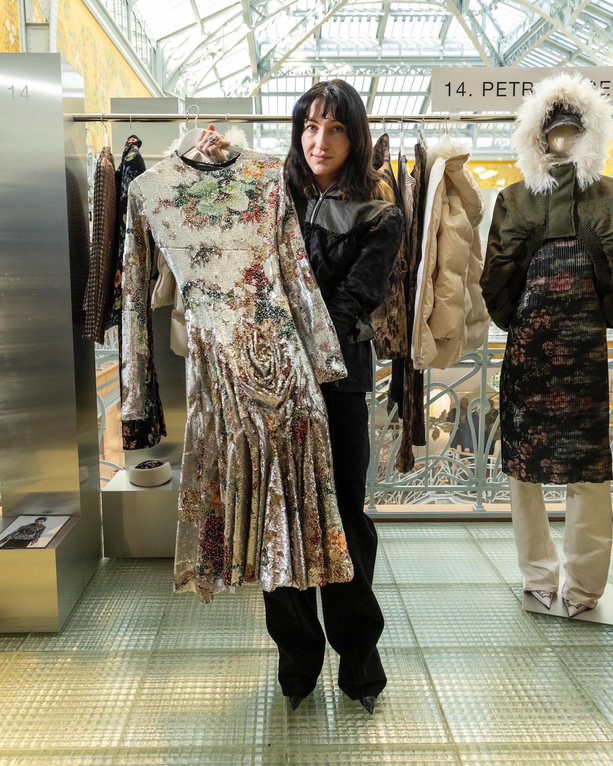 Petra Fagerström, diseñadora sueca y finalista del LVMH Prize 2026, muestra una de sus creaciones. Imagen: @lvmhprize