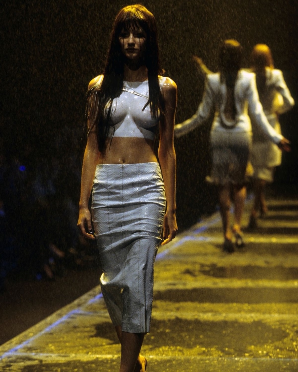 Gisele Bündchen en el desfile Spring/Summer 1998 «The Golden Shower». Imagen: @ninagabbanavintage