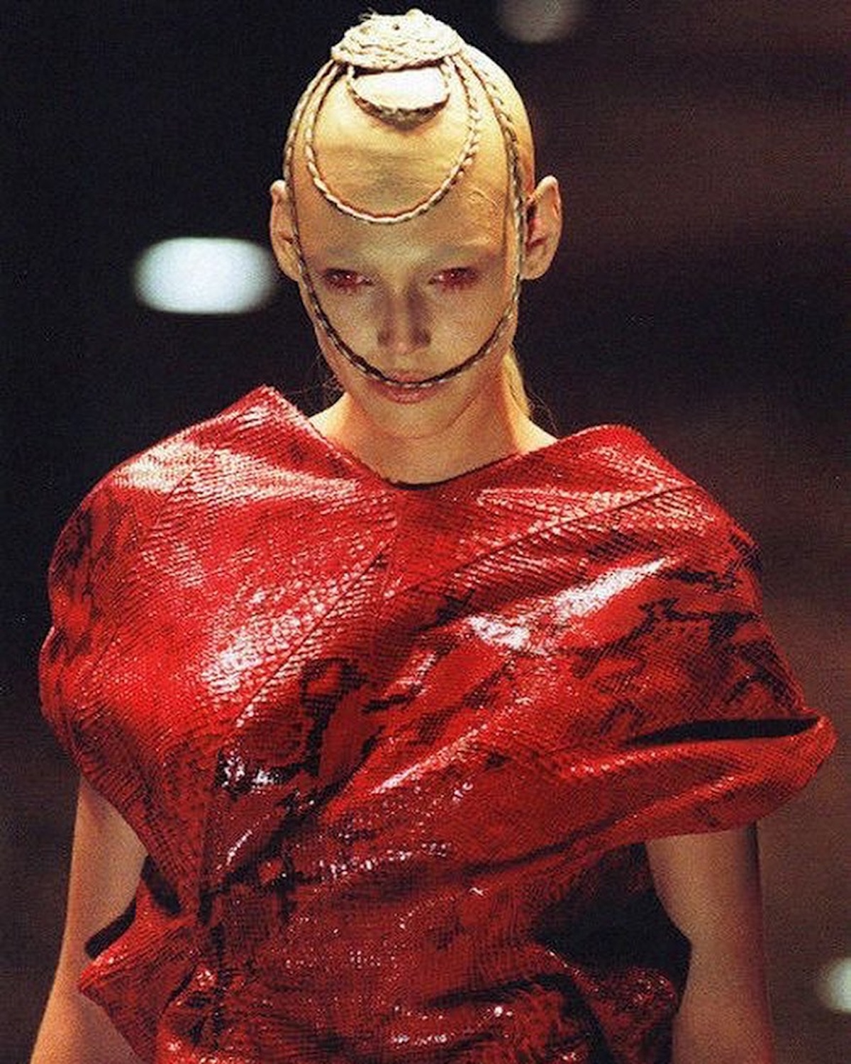 Diseño de la emblemática colección otoño/invierno 1998 «Joan» de Alexander McQueen. Imagen: @offdvtyworkshop