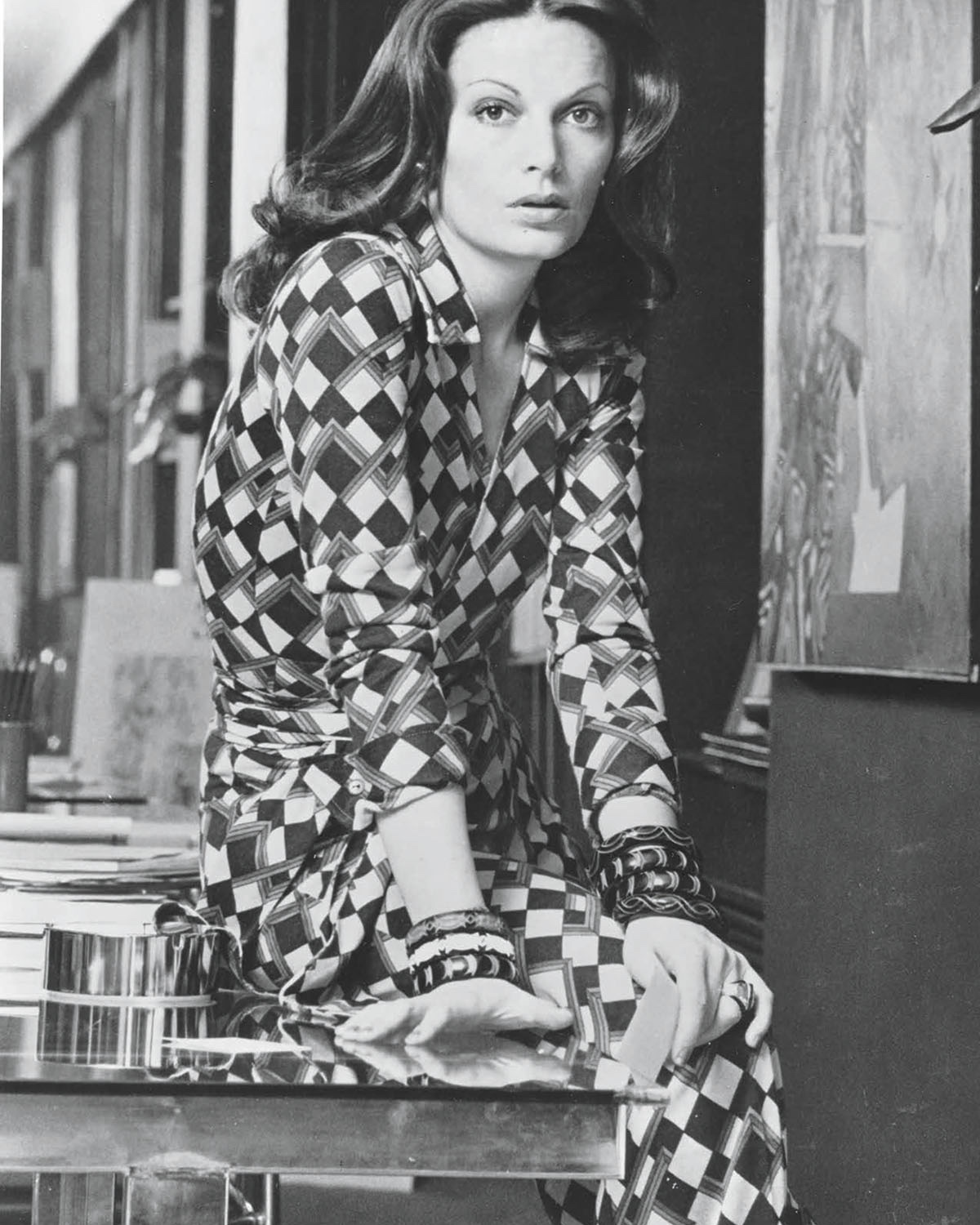 Diane von Furstenberg en los años setenta, década en la que revolucionó la moda femenina con su icónico wrap dress. Imagen: @rizzolibooks