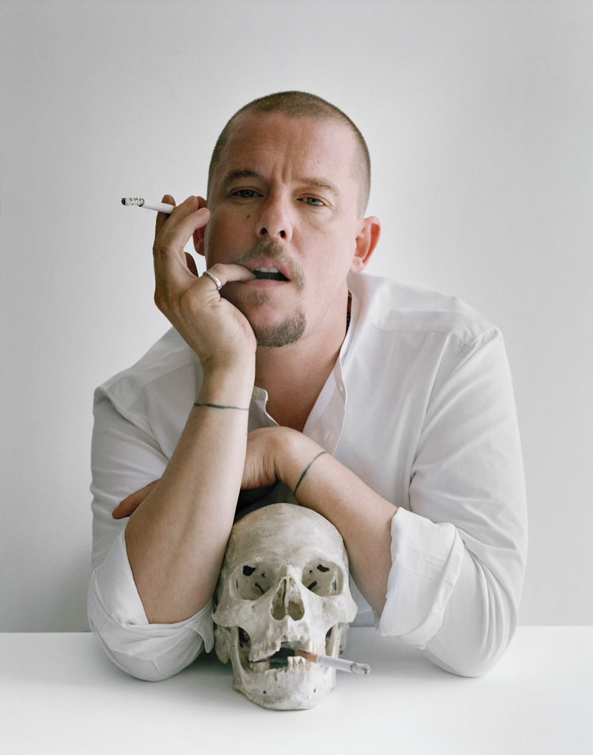 Alexander McQueen posando junto a una calavera en un retrato icónico. Imagen: @timwalker1