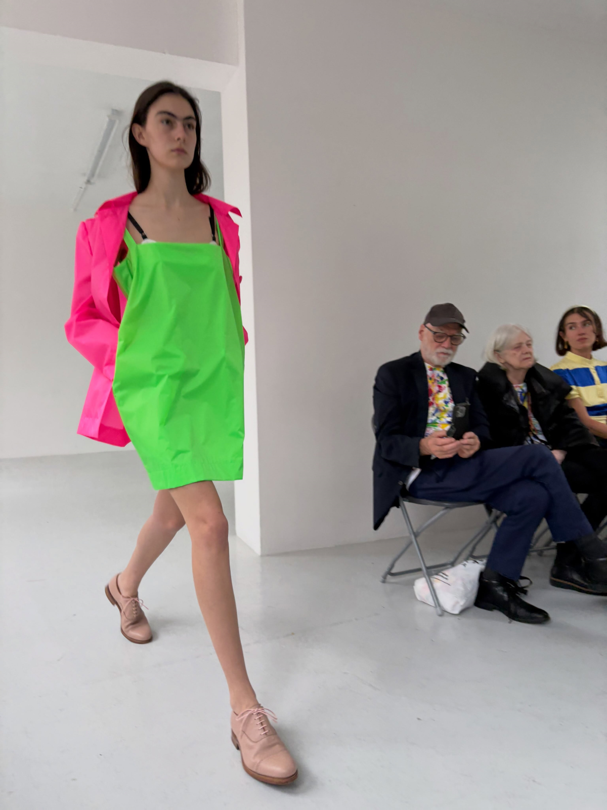Modelo luce el look 17 de la colección primavera-verano 2027 de A Letter, completado con unos zapatos realizados en colaboración con Grenson