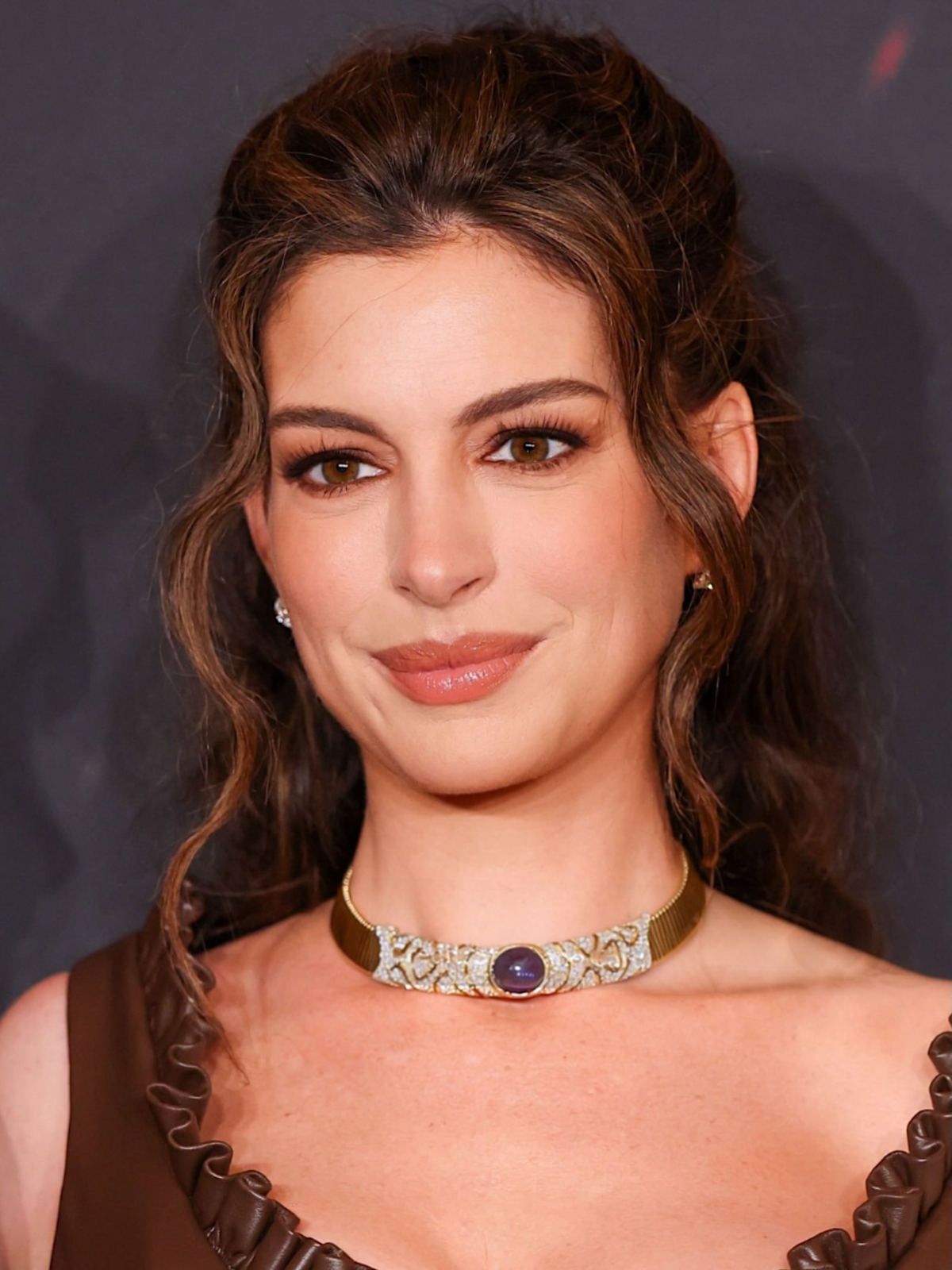 Anne Hathaway luce un maquillaje en tonos cobrizos, marrones y nude durante la première de «The Odyssey» en París