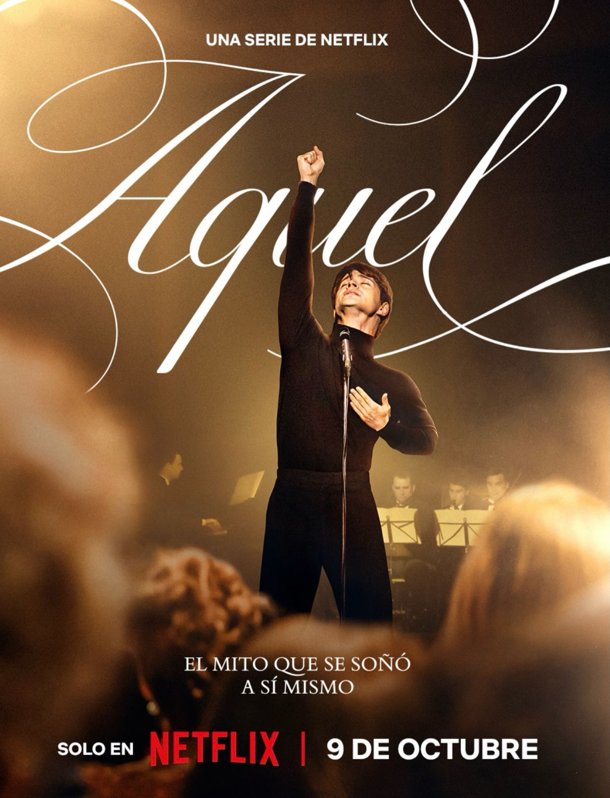 La vida de Raphael llega a la pequeña pantalla con «Aquel», la nueva serie biográfica de Netflix. Javier Morgade y Carlos Santos interpretan al cantante en dos etapas de su vida, desde sus comienzos hasta su conquista de los grandes escenarios internacionales
