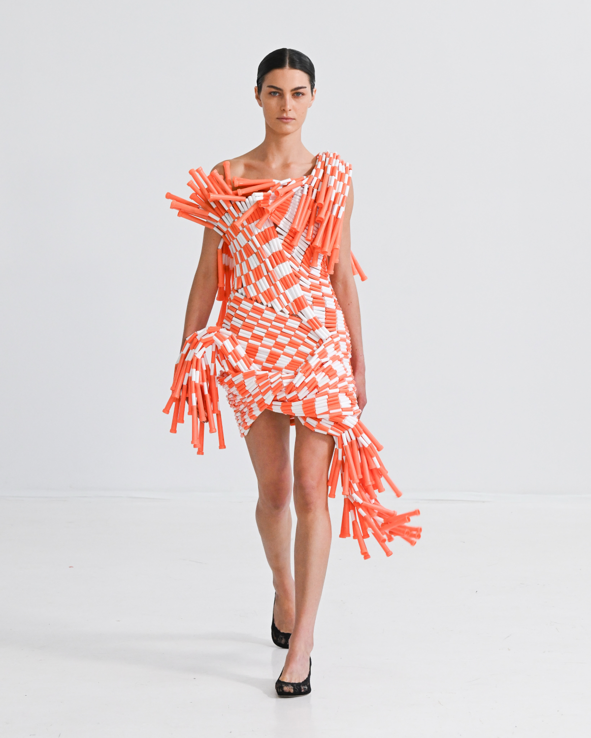 Look de la New York Fashion Week SS27 con flecos de diferentes formas, materiales y longitudes