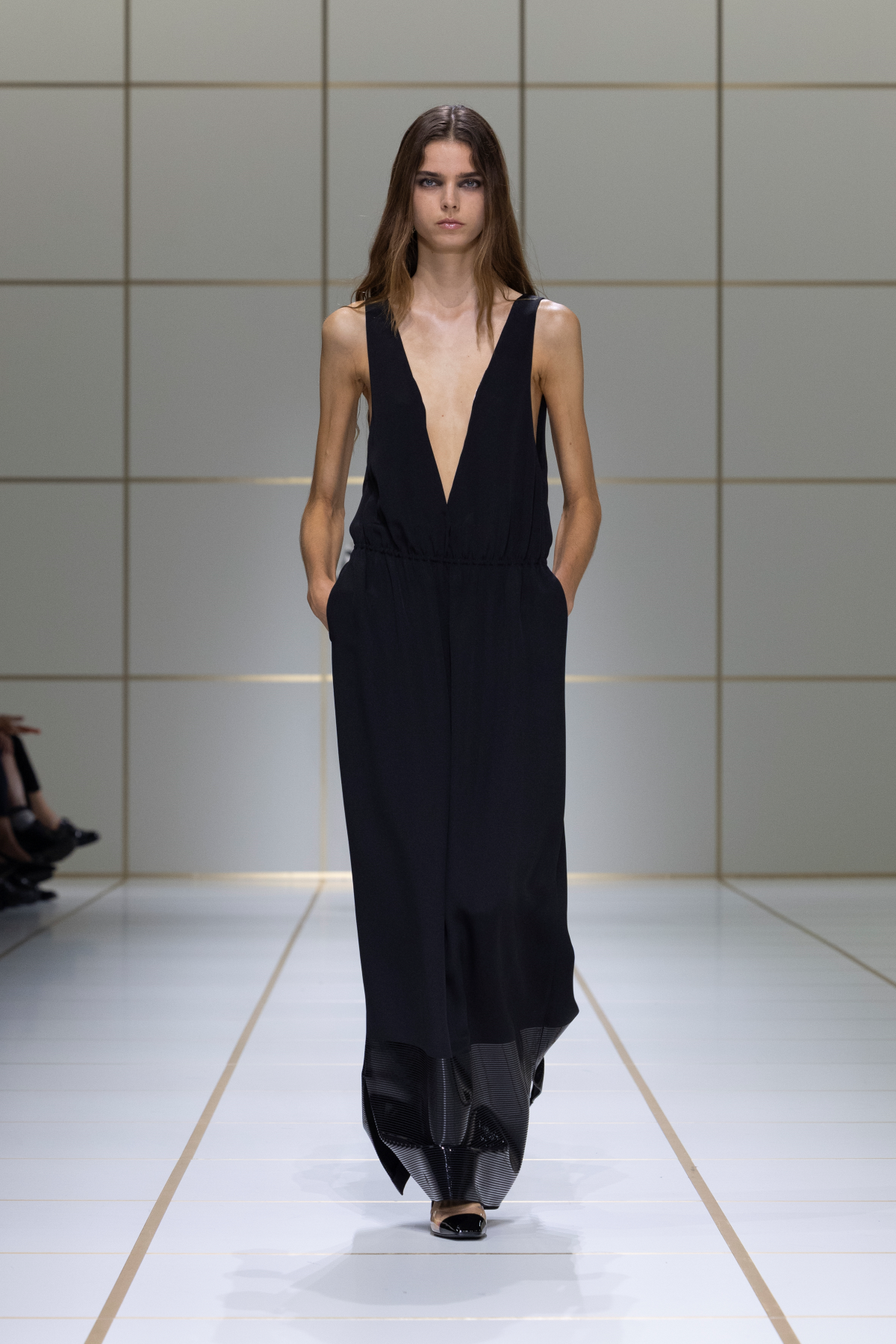 Look 23 de Giorgio Armani Primavera-Verano 2027, con vestido negro de tirantes y escote en V profundo
