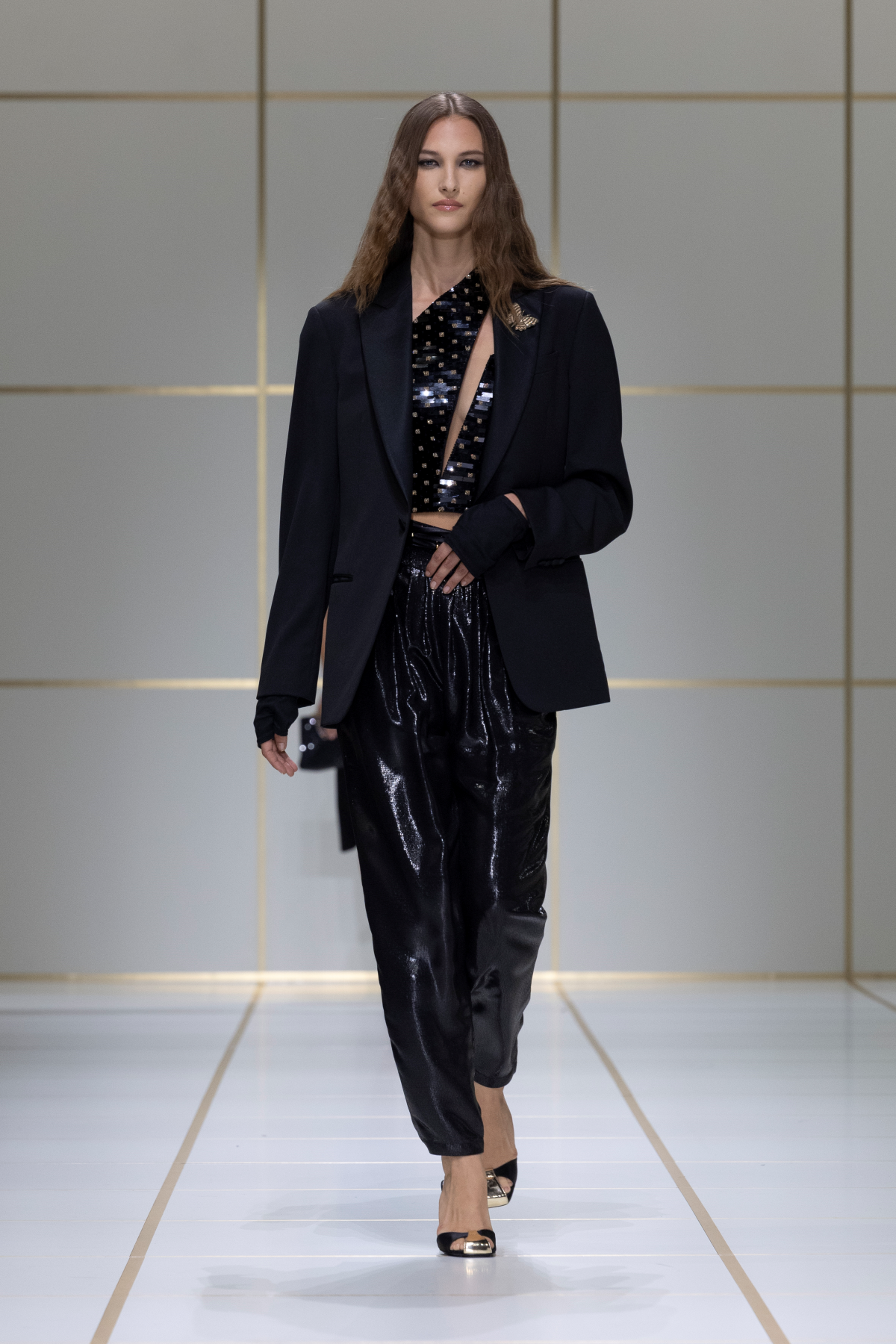 El look 49 de Giorgio Armani destaca por su top asimétrico y un broche dorado de mariposa