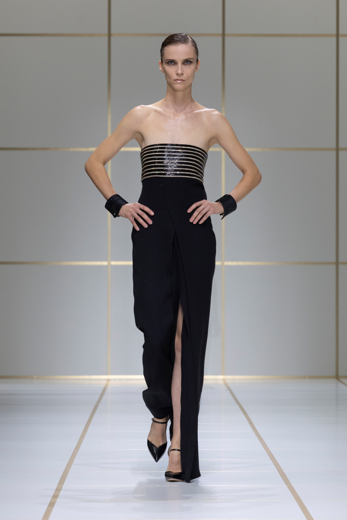 Look 51 de Giorgio Armani Primavera-Verano 2027 «Evolution», con top de rayas horizontales brillantes y falda negra fluida