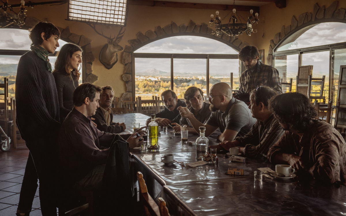 Imagen promocional de «El castillo», serie de Movistar Plus+ que recrea el auge de las redes de proxenetismo y explotación sexual en España durante los años noventa