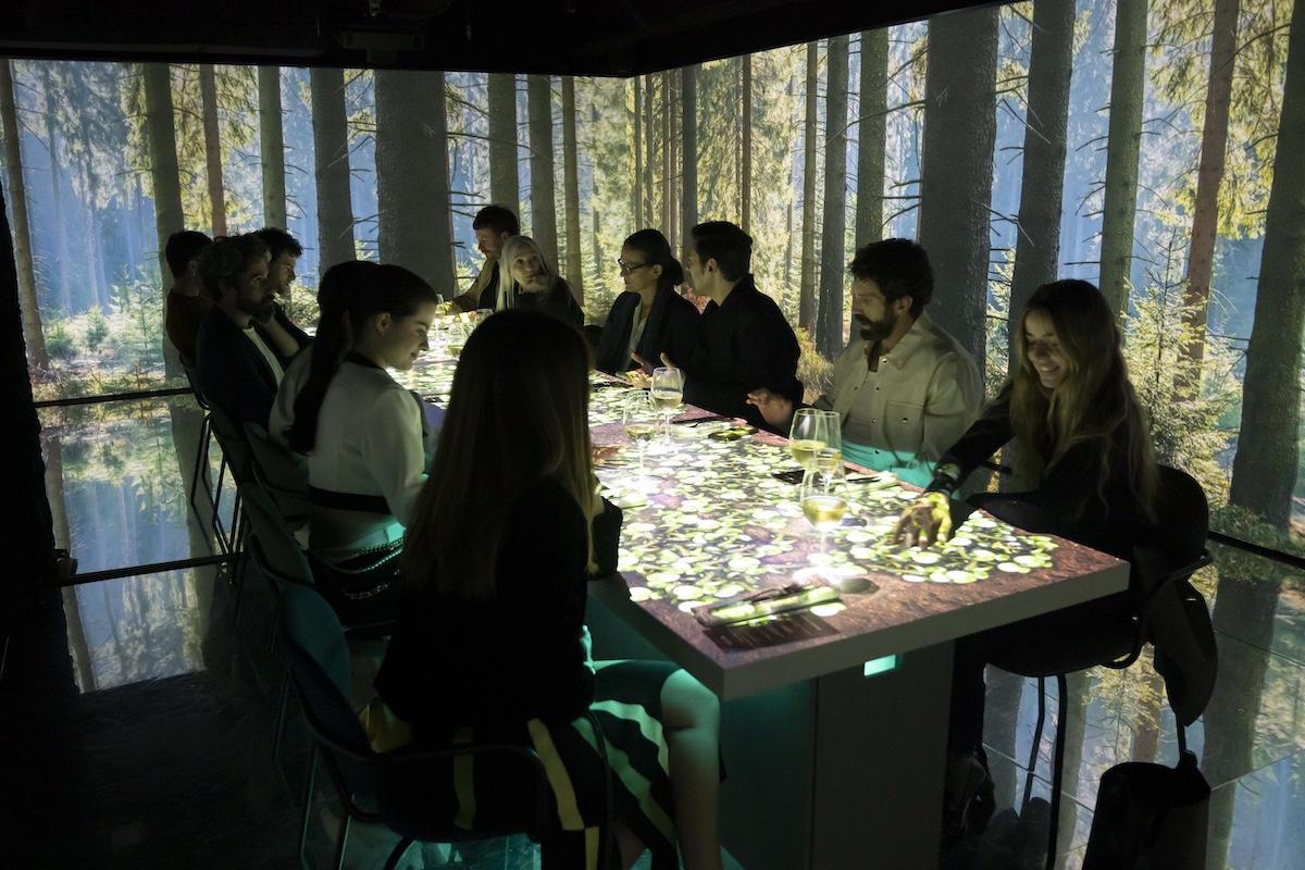 Cena inmersiva en CUPRA City Garage Madrid, una experiencia que combina gastronomía, tecnología y contenidos audiovisuales