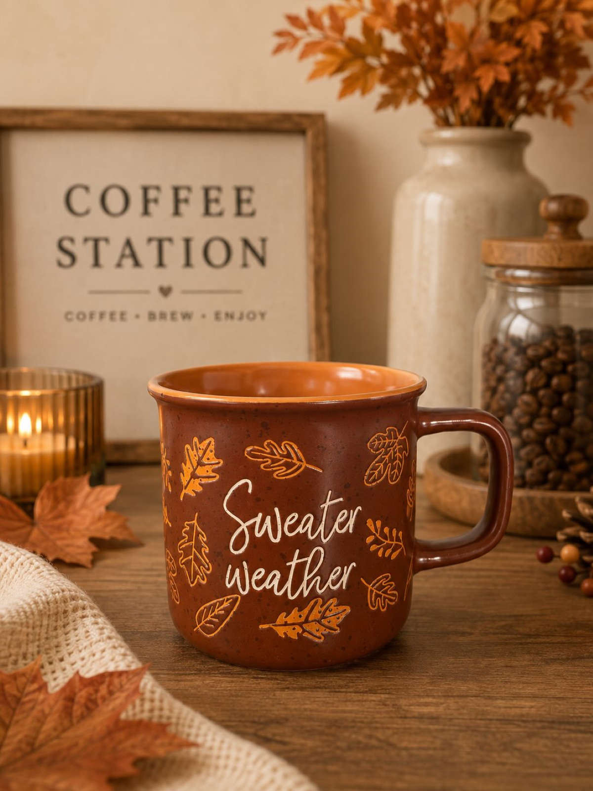 Tazas de cerámica de estética otoñal junto a elementos decorativos, ideales para crear un rincón cafetero en casa
