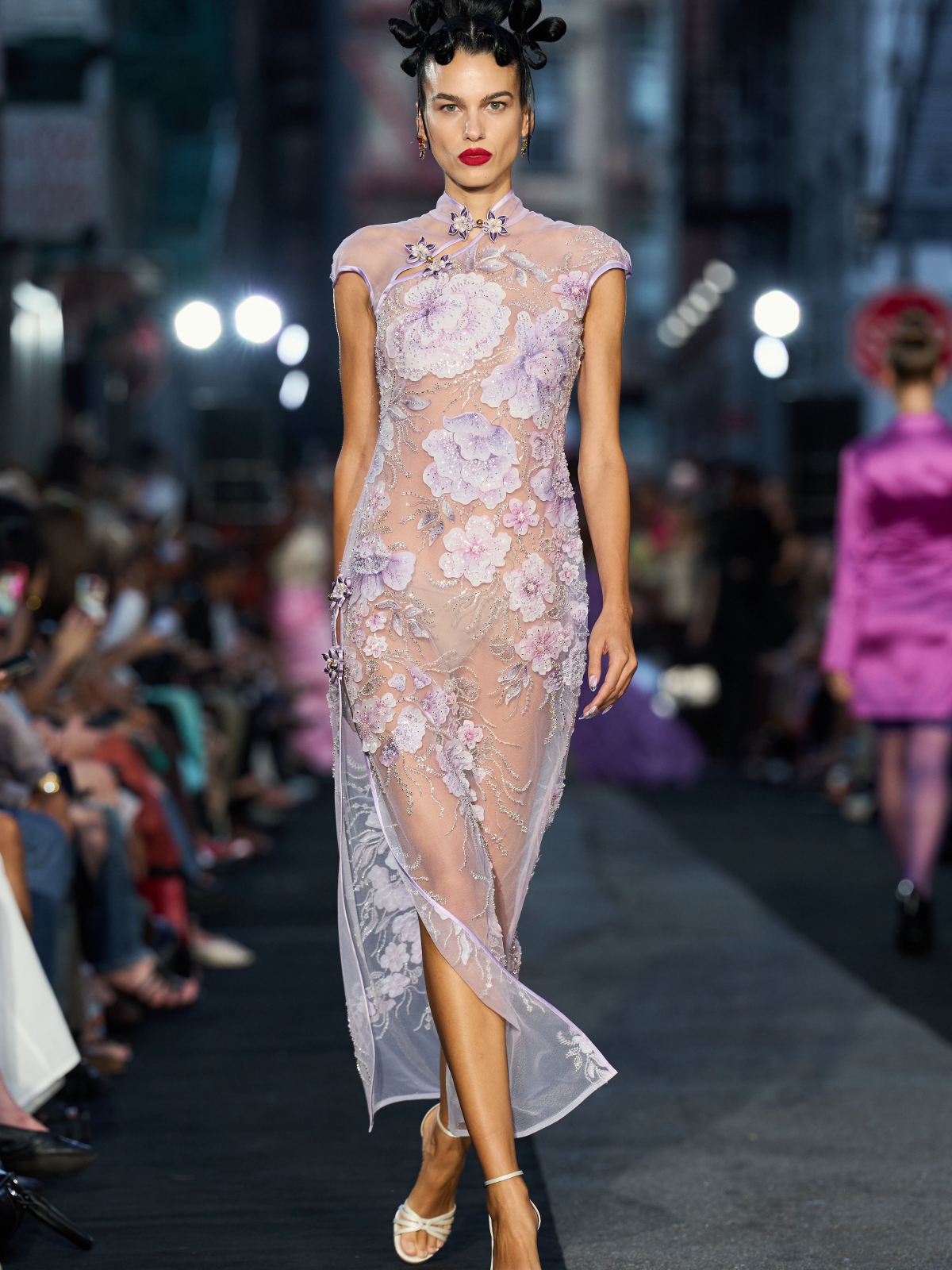Vestido lila de Kim Shui para Primavera/Verano 2027, con cuello «Mao» y silueta de inspiración asiática