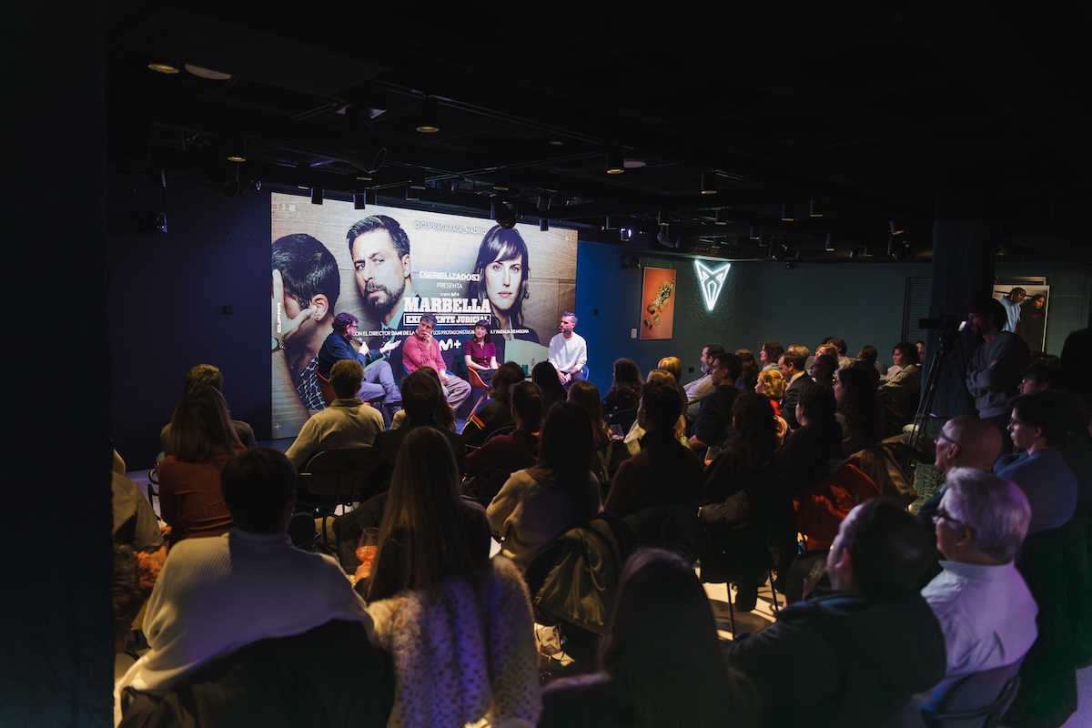 Sesión cultural con público en uno de los espacios inmersivos del Garage madrileño