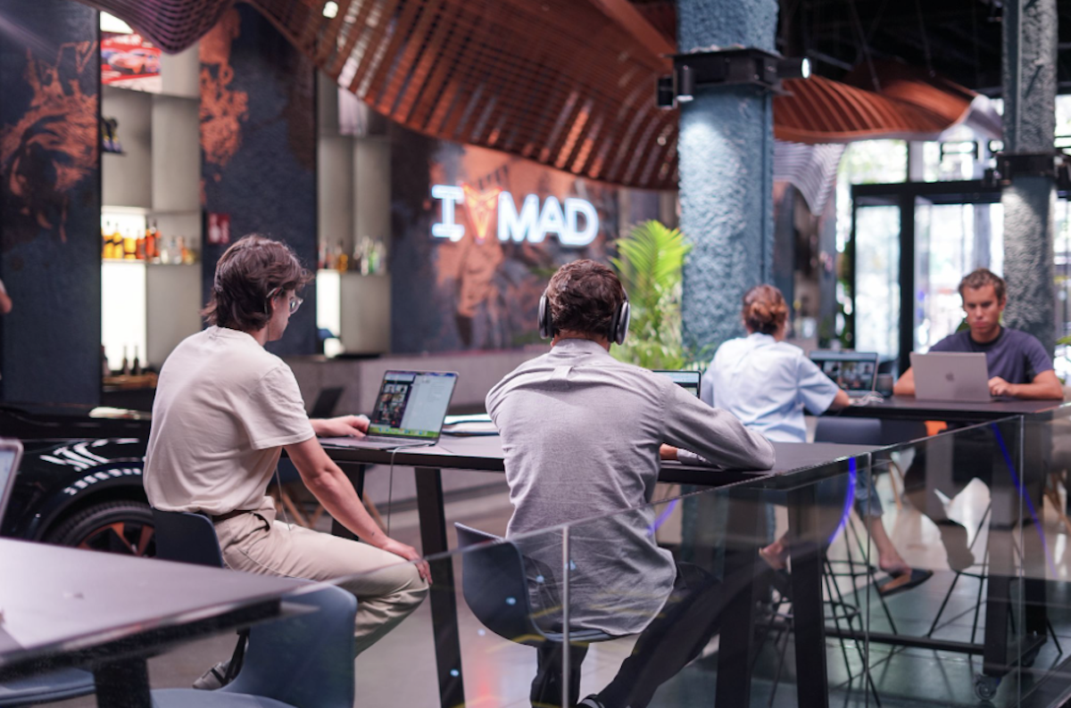 La zona de coworking de CUPRA City Garage Madrid, un espacio pensado para trabajar, conectar y compartir ideas en pleno centro de la capital