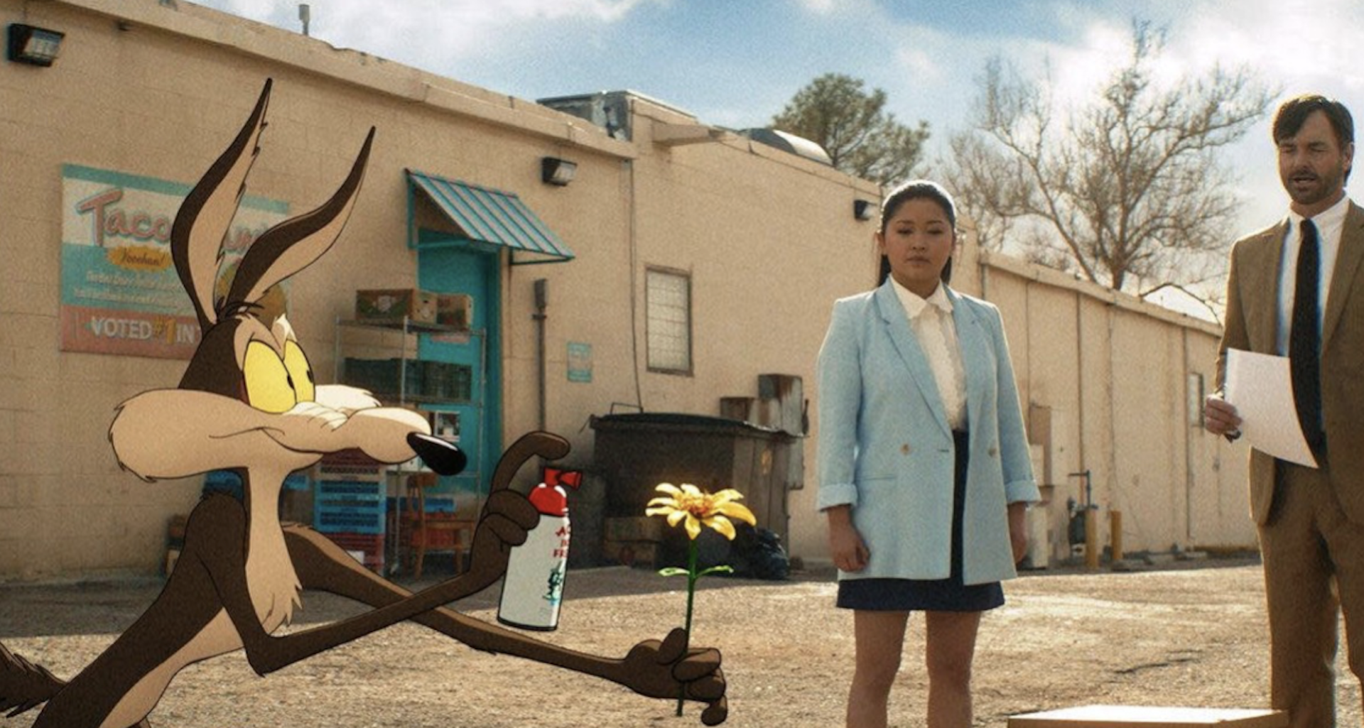 Wile E. Coyote junto a Lana Condor y Will Forte en una escena de «Coyote vs. Acme», la película de Warner Bros. que estuvo a punto de no estrenarse. Imagen: «Coyote vs. Acme»