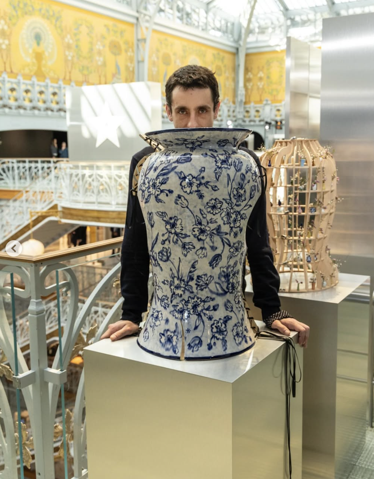Daniel del Valle, diseñador español y fundador de THEVXLLEY, presenta una de sus creaciones como finalista del LVMH Prize 2026. Imagen: @lvmhprize