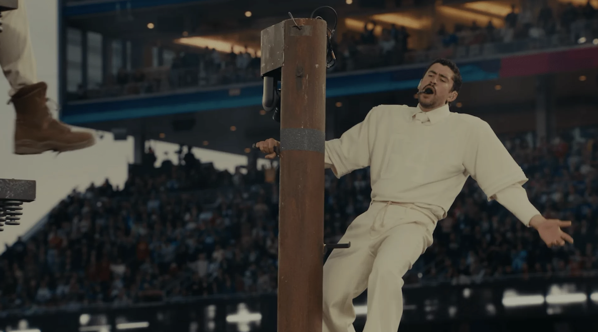 Bad Bunny durante su actuación en el medio tiempo de la Super Bowl LX, donde convirtió el espectáculo en un manifiesto latino y político ante millones de espectadores. Imagen: fotograma de YouTube