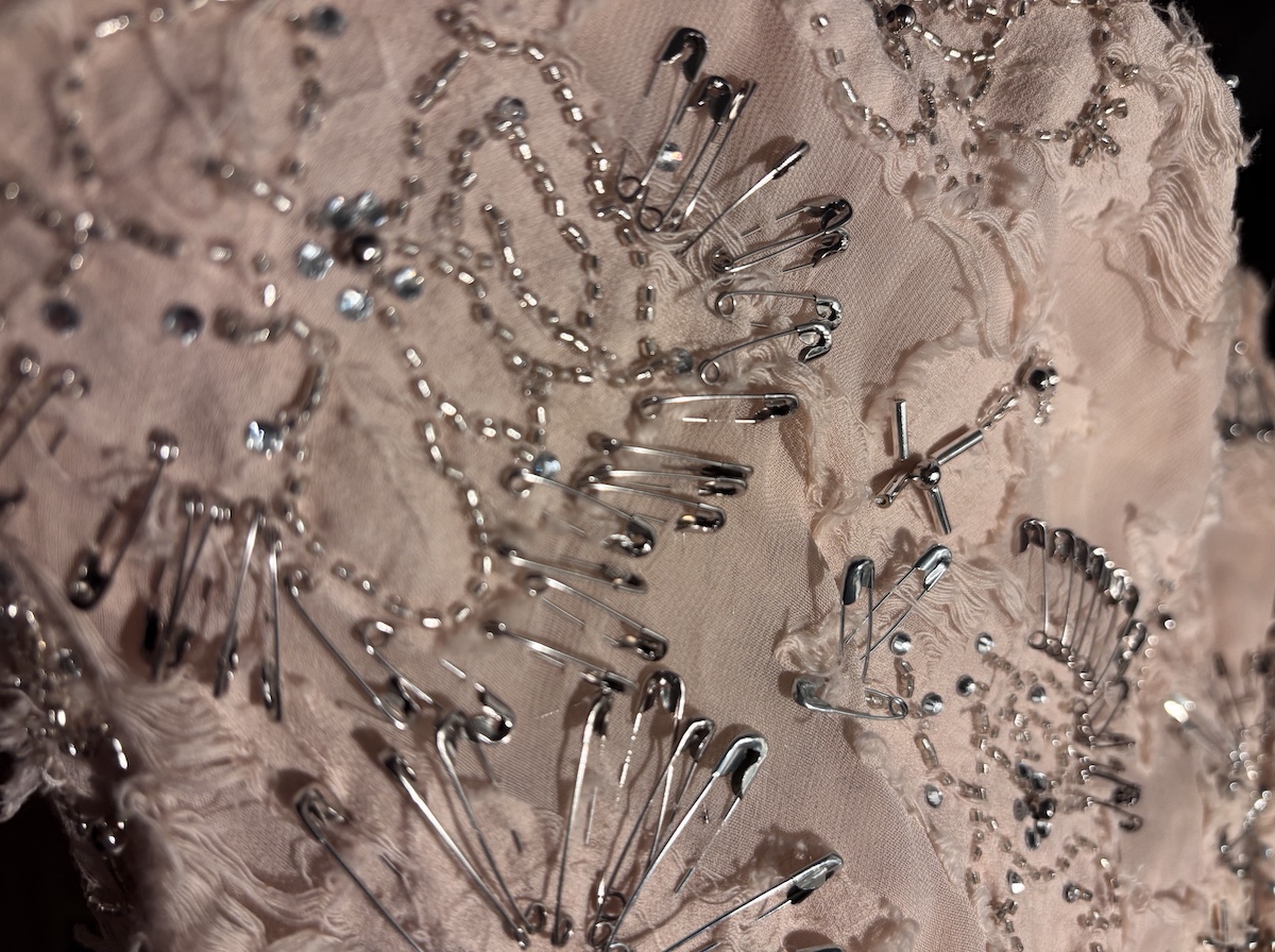 Detalle de la pedrería y los imperdibles de «Herdanza», la colección de Apolineo Studio presentada en EGO de MBFWMadrid
