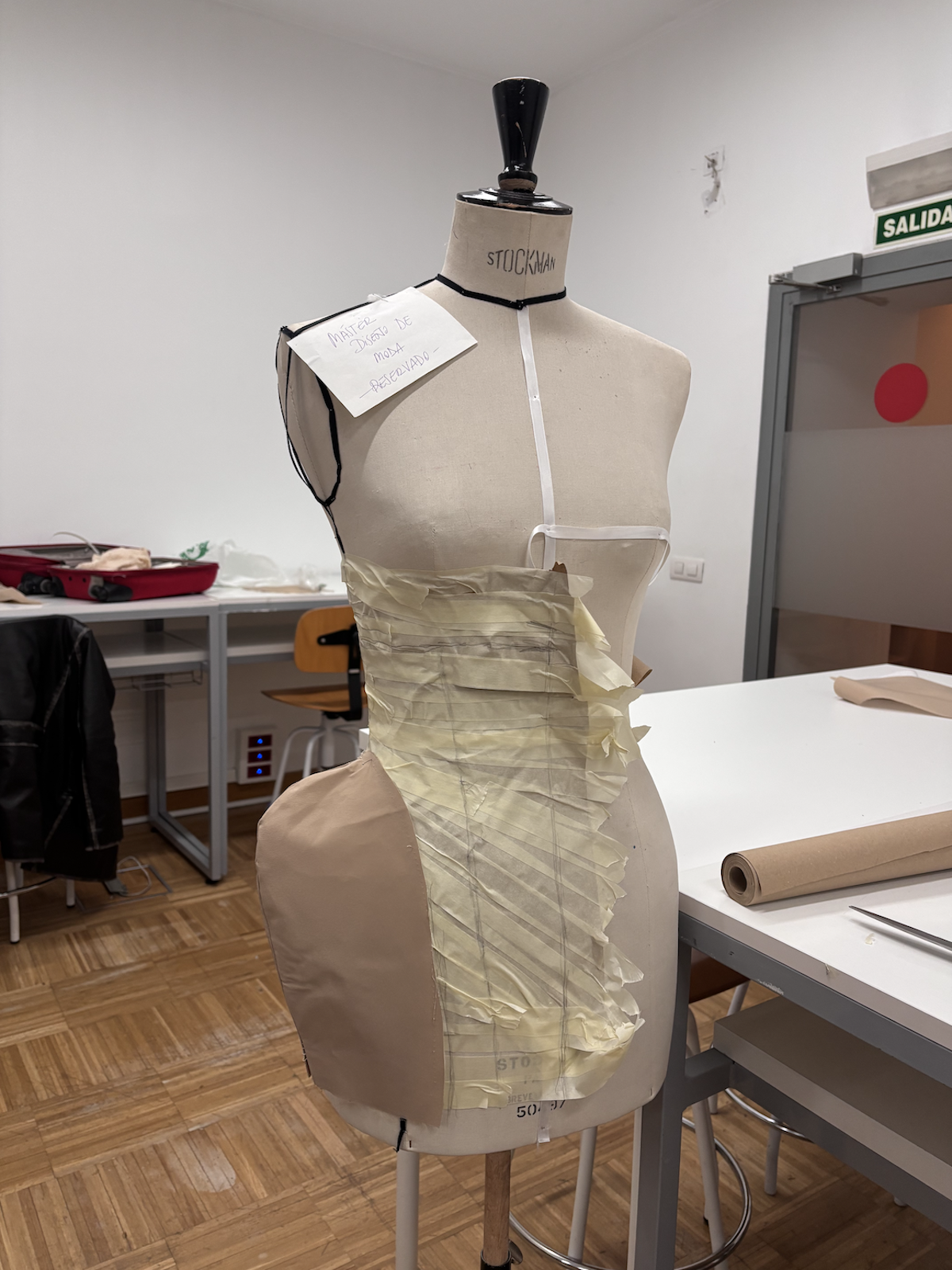 Proceso de creación de «Herdanza» de Apolineo Studio en el taller de Javier Comesaña