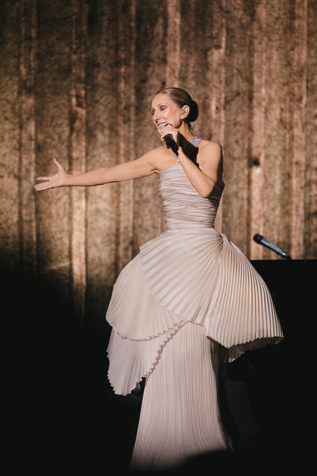 Céline Dion luce un vestido largo blanco de Dior, confeccionado en muselina y organza, con cuerpo palabra de honor plisado y cintura con volumen
