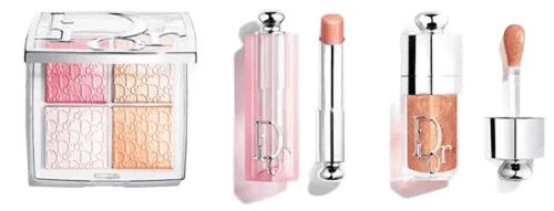 «Backstage Glazed Honey Trio», de Dior, un set compuesto por el bálsamo «Dior Addict Lip Glow» y el «Dior Addict Lip Glow Oil», ambos en el tono «114 Glazed Honey», junto a la paleta «Dior Backstage Glow Maximizer Palette» en «007 Iced Honey Glow». Una combinación de tonos rosa dorado y melocotón que aporta luminosidad al rostro