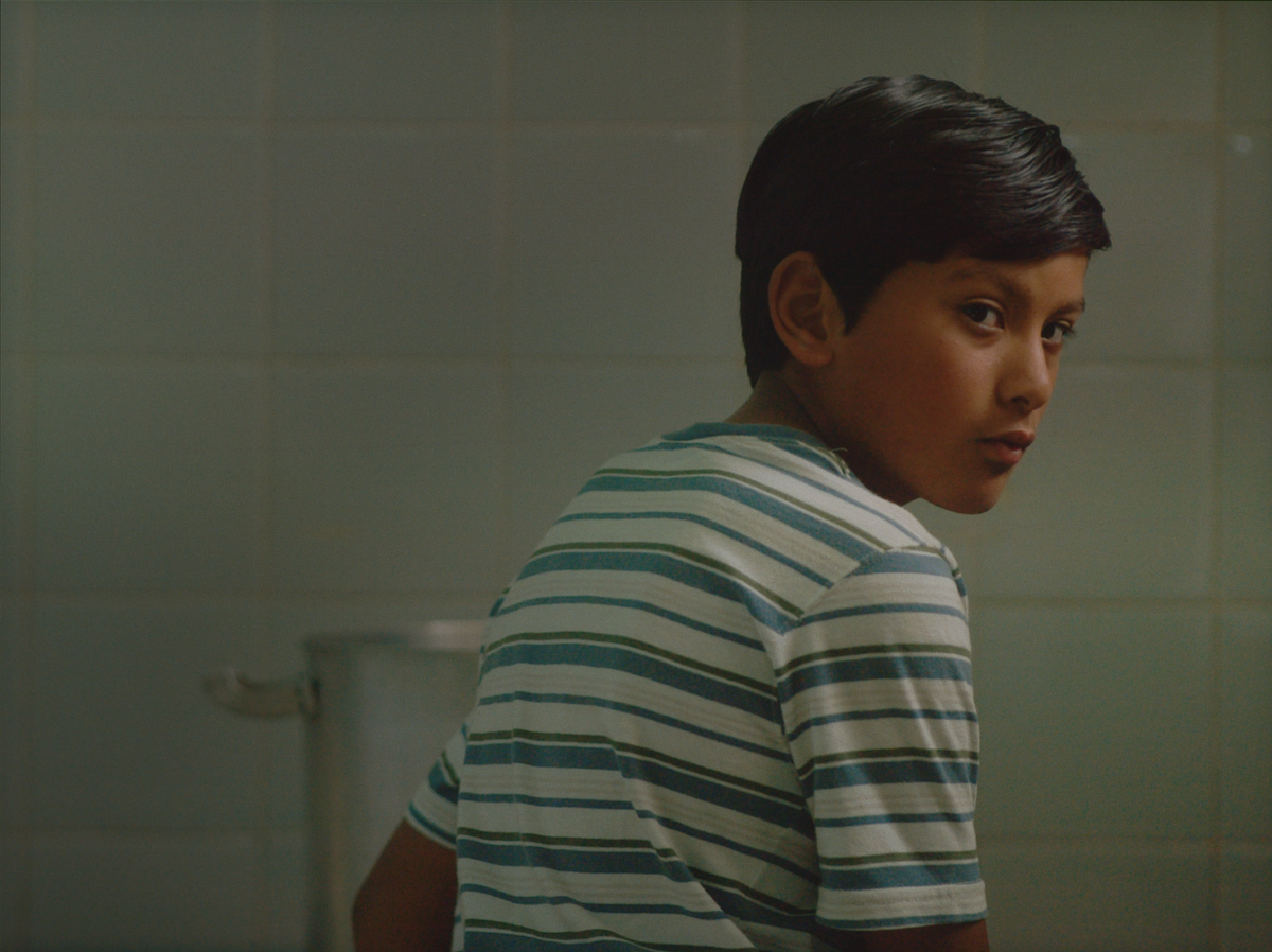 Milo Barría como Milo en una escena de «El tren fluvial», la película de Lorenzo Ferro y Lucas A. Vignale