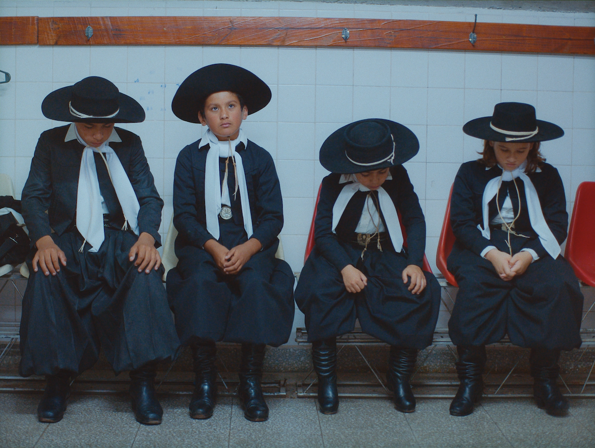 Milo Barría junto a otros jóvenes personajes de «El tren fluvial», dirigida por Lorenzo Ferro y Lucas A. Vignale
