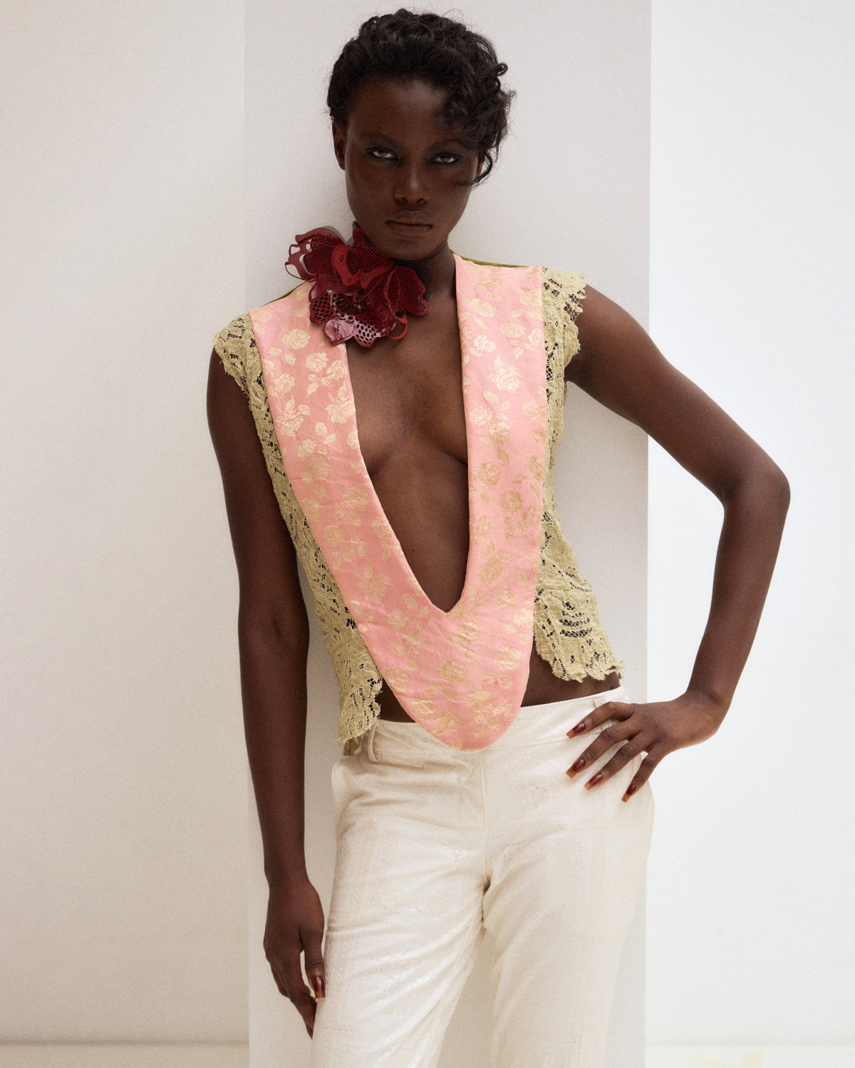 Look 5 de la colección «In Lieu of Flowers» SS27, de Ewusie, formado por un top de encaje y jacquard sin mangas y pantalón de PVC de sastrería con detalles de encaje