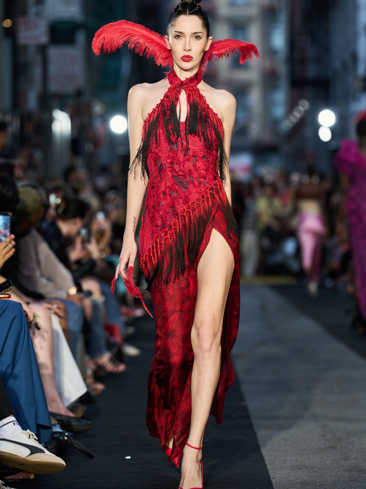 Vestido rojo, de Kim Shui para Primavera/Verano 2027, con flecos que recorren la silueta