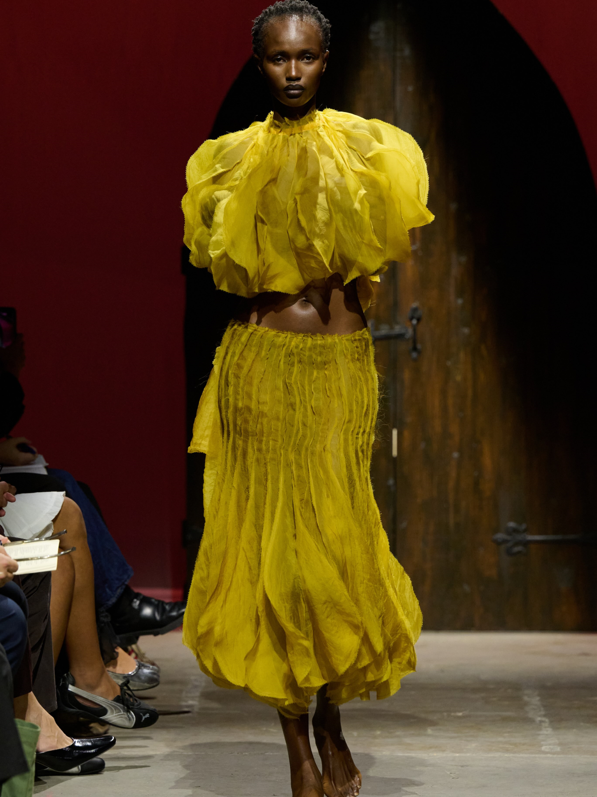Modelo luce un look amarillo de la colección «Wake The Town» de Francesca Lake durante su desfile de primavera-verano 2027 en Londres