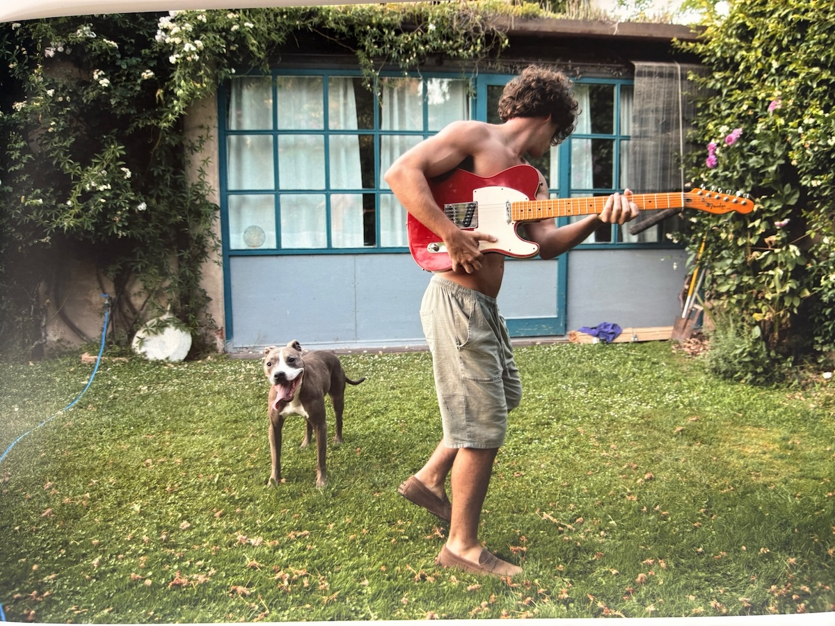 Guitarricadelafuente con una guitarra en un jardín. Imagen: @guitarricadelafuente