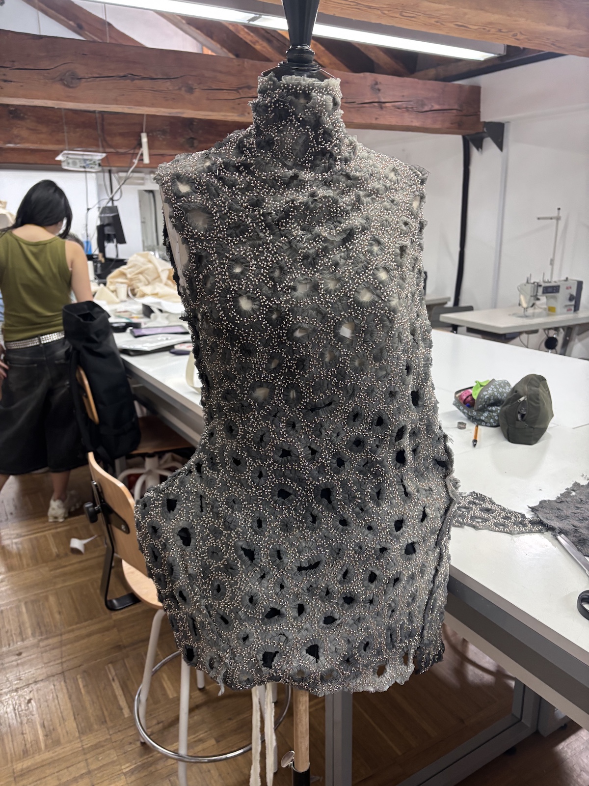 Detalle de una de las piezas artesanales de «Herdanza», la colección de Apolineo Studio inspirada en la memoria y el ballet