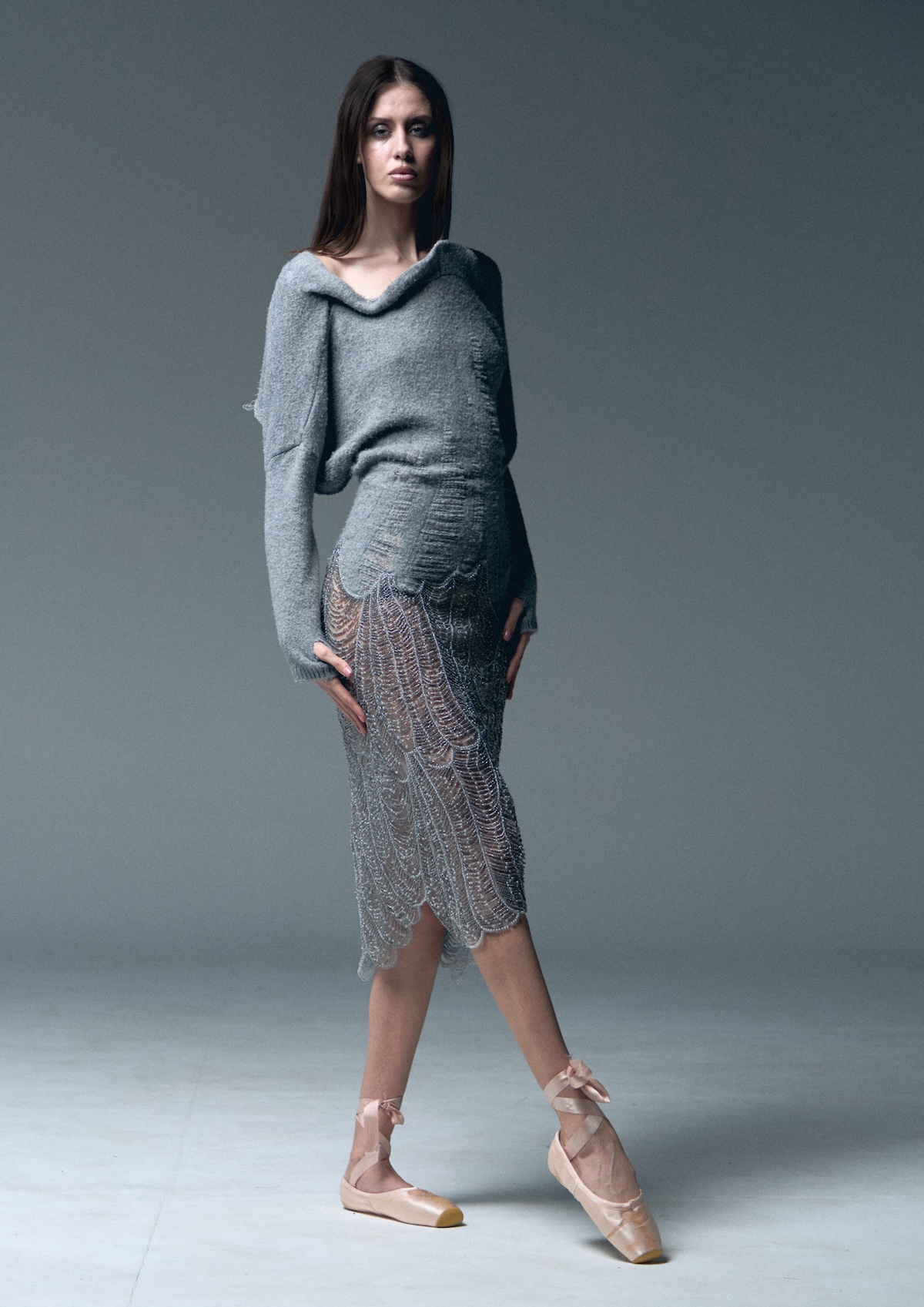 Look de la colección «Herdanza» de Apolineo Studio, inspirada en el ballet, la memoria familiar y la artesanía gallega