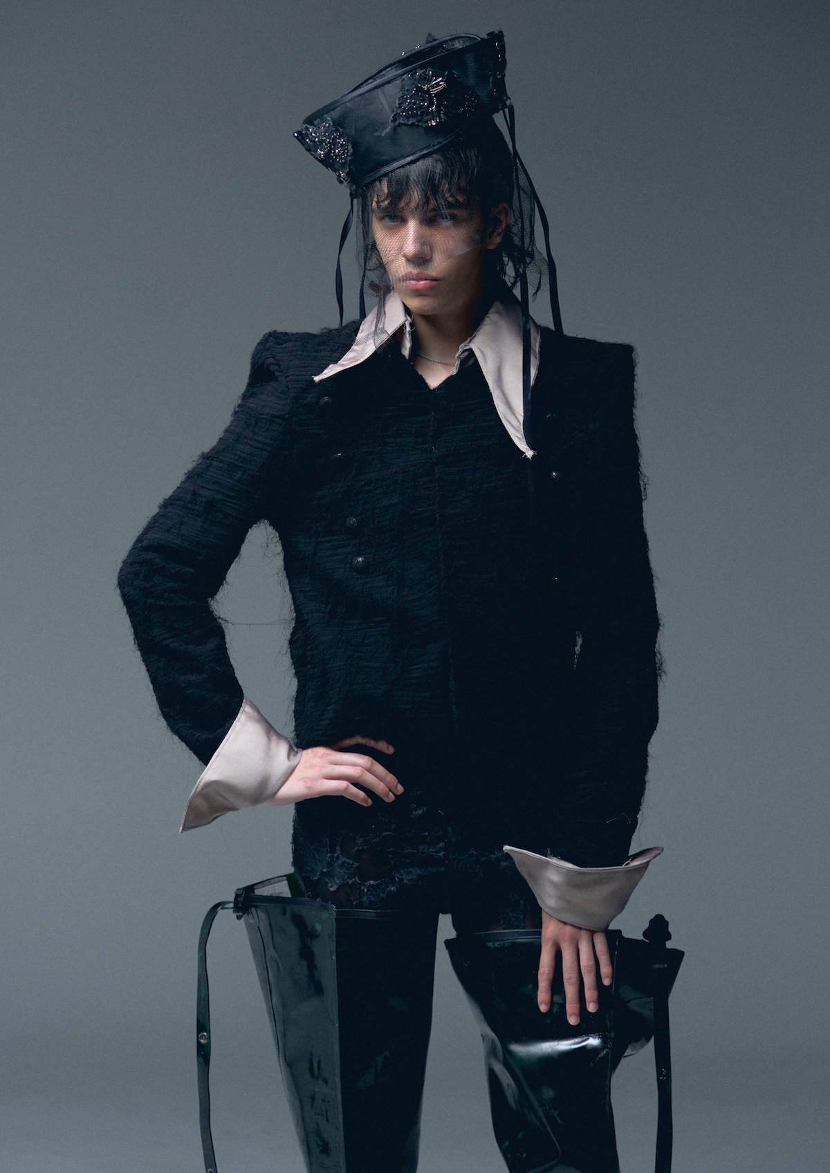 Look negro de la colección «Herdanza» de Apolineo Studio, diseñada por Javier Comesaña
