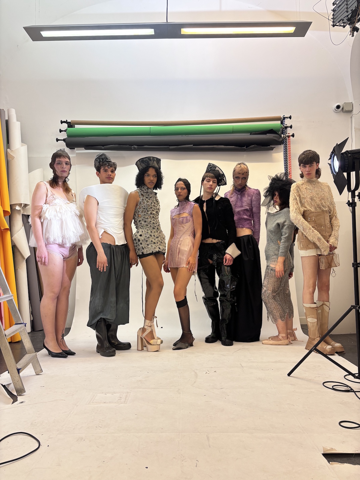 Los modelos de «Herdanza» durante el proceso creativo de la colección de Apolineo Studio antes de EGO de MBFWMadrid