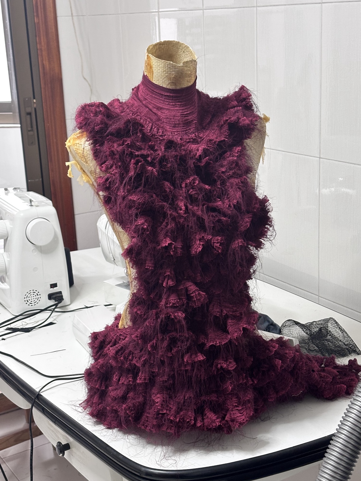 Artesanía y experimentación textil en el proceso creativo de «Herdanza», la colección de Apolineo Studio