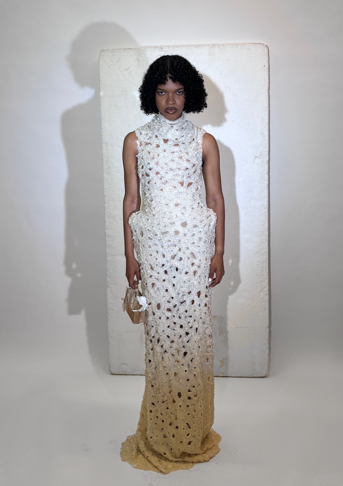 Vestido de «Herdanza» de Apolineo Studio, una colección que reinterpreta la herencia a través de la artesanía y los materiales recuperados