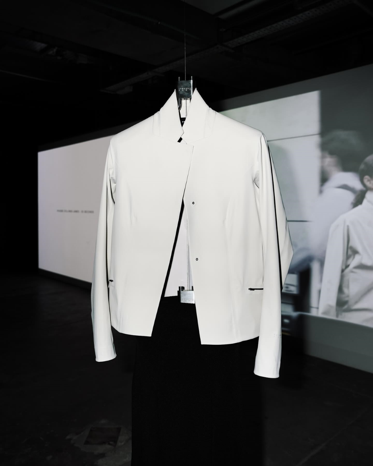 Vista de la exposición «TEMPO» de Johanna Parv para la temporada primavera-verano 2027 durante la London Fashion Week, con diferentes prendas y elementos de la instalación