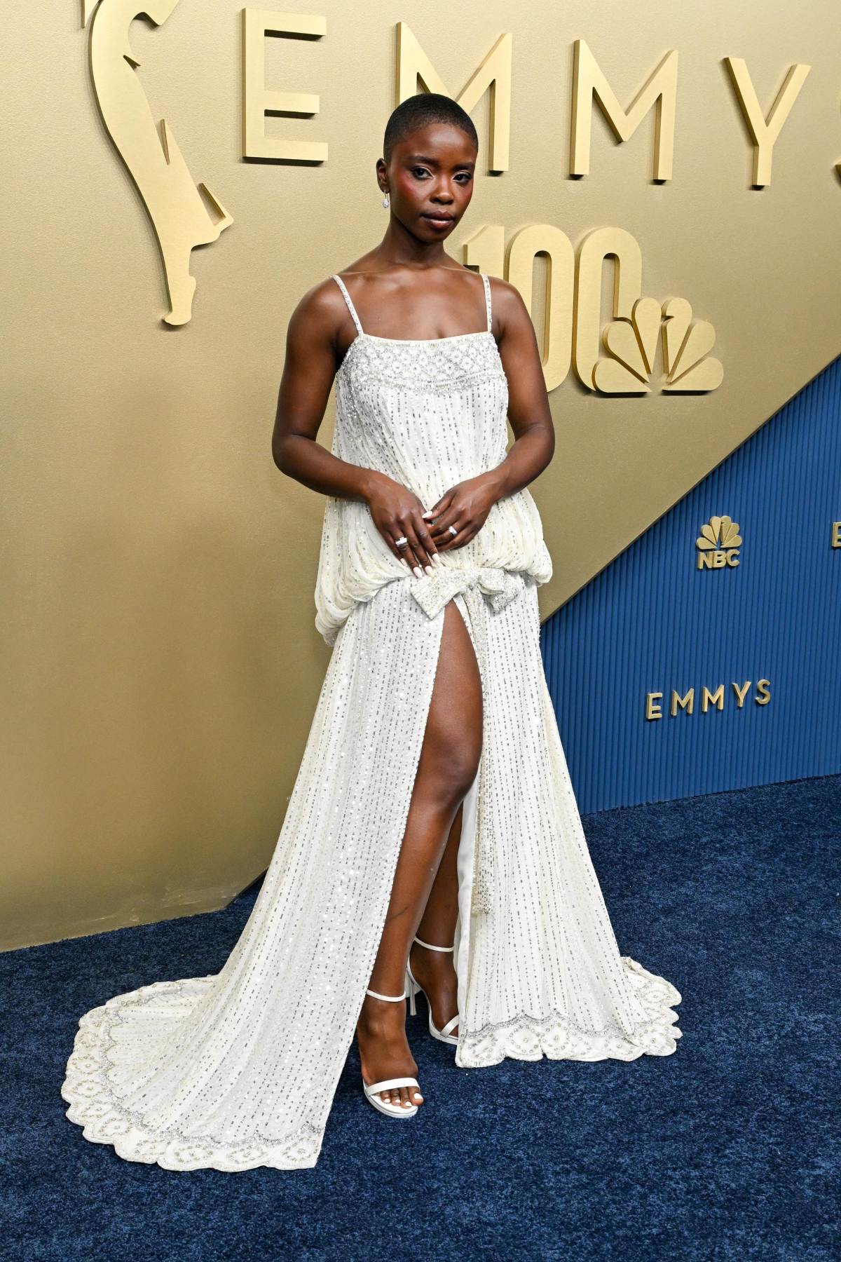 Joy Sunday con un vestido bustier de seda blanca bordada de Dior sobre la alfombra roja de los Premios Emmy 2026