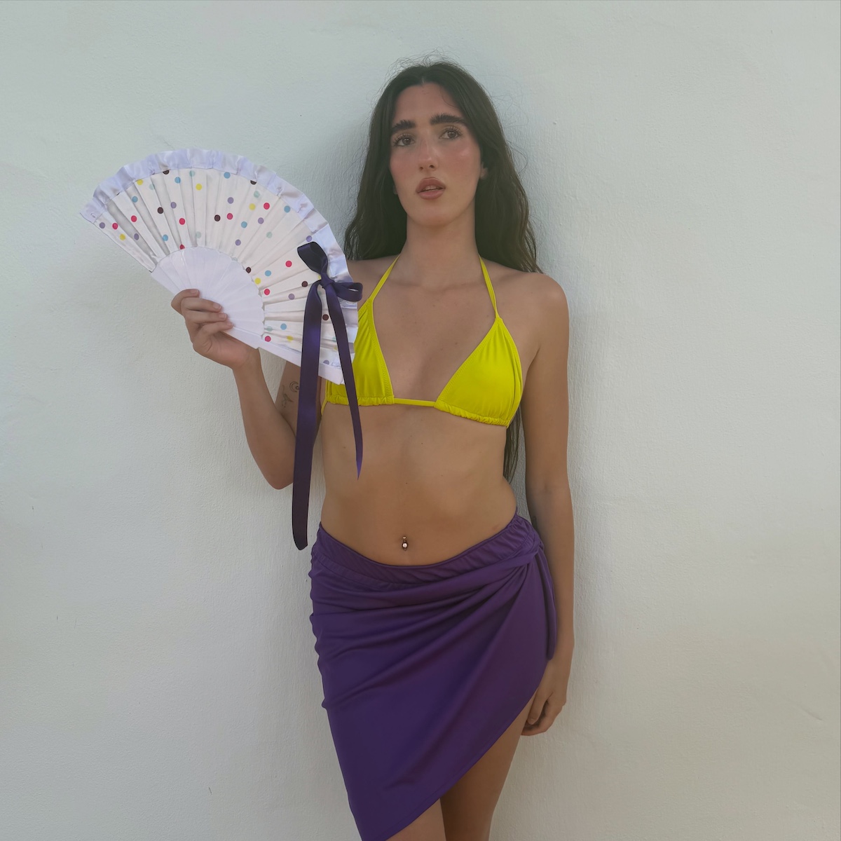 Judeline, colaboradora de Karol G y rusowsky en «BbY WOW», posa con uno de sus looks. Imagen: @judeline